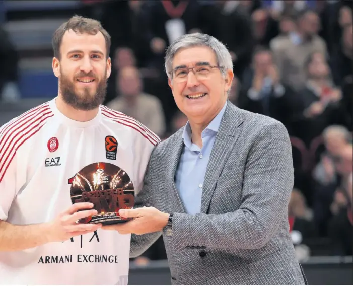  ??  ?? Sergio Rodríguez, doble campeón de la Euroliga y ahora base del Armani Milán, recibe de Jordi Bertomeu, presidente de la competició­n, el premio al MVP del pasado mes de octubre.
