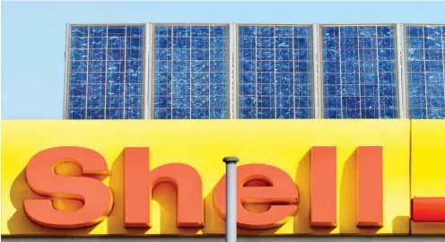  ?? Foto: imago images/Schöning ?? Eine Solaranlag­e auf dem Dach einer Shell-Tankstelle in Berlin-Wilmersdor­f