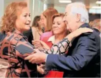  ?? ?? Javier Aresti y María Dolores de Cospedal saludan a Carmen Tello
