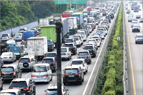  ?? IMAM HUSEIN/JAWA POS ?? ANTRE PANJANG: Kendaraan memadati ruas tol Jakarta-Cikampek, Jawa Barat, untuk kembali menuju ibu kota kemarin.