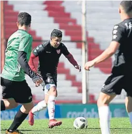  ?? (GENTILEZA LA VOZ DEL HINCHA ALBIRROJO) ?? Dibujó un golazo. Arce mostró su fútbol y su zurda en el amistoso ante Sportivo Belgrano. Su juego ilusiona.