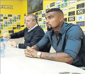  ?? FOTO: EFE ?? Kevin Prince Boateng y M.Á.Ramírez, en el acto de despedida del futbolista ghanés