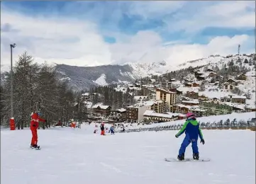  ?? (Photos Sophie Pencenat) ??  à  cm de neige fraîche sont tombés sur les sommets des Alpes d’Azur dans la nuit de lundi à hier, comme ici sur les pistes de Valberg, faisant le bonheur des enfants lancés dans leur premier tour de piste...