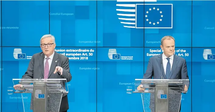  ?? BLOOMBERG ?? Juntos. El presidente de la Comisión Europea, Jean-Claude Juncker (izq.) y el titular de la Unión Europea, Donald Tusk, ayer en Bruselas, al dar a conocer la firma del acuerdo.