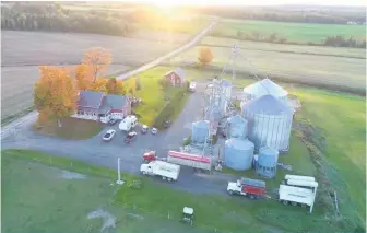  ??  ?? Fermier de la relève, Benjamin Boivin veut voir perdurer les fermes génération­nelles.