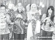  ?? ?? UNTUK KENANGAN: Tun Wan Junaidi (dua kiri) dan Toh Puan Fauziah (dua kanan) merakam kenangan bersama Dr Chan (kiri) serta Lorna di Rumah Terbuka Tahun Baharu Cina di Fairway Villa, Petra Jaya lewat petang Sabtu lepas.