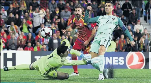  ??  ?? DE PILLO. Cristiano aprovechó un rechace defectuoso para marcar un gol de nueve, en el área pequeña.