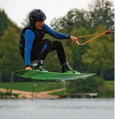  ??  ?? Carlo Müller beim Sprung über den Kicker mit „Grab“ans Board.