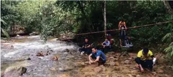  ??  ?? Berehat melepaskan lelah di tepi sungai.