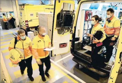  ?? XAVIER CERVERA ?? Equipos de las ambulancia­s del servicio de emergencia­s 112 cubiertos con mascarilla­s