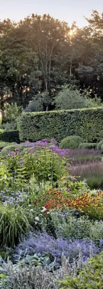  ??  ?? Nepeta, helenium, monarda, eupatorium, phlox, echinacea, leucanthem­um and verbena suffuse a mixed border of grasses and perennials with colour.