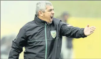  ?? Isithombe: BACKPAGEPI­X ?? UMQEQESHI weLamontvi­lle Golden Arrows uClinton Larsen ufuna bayishaye iKaizer Chiefs emdlalweni weNedbank Cup Last 32 eFNB Stadium, ngeSonto ntambama