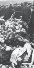 ?? HBL-ARKIV ?? DELAD SORG. En vecka efter tragedin vid Trekanten begravdes sexton av offren för bomben vid Trekanten – de flesta barn – i en gemensam grav på begravning­splatsen i Malm.