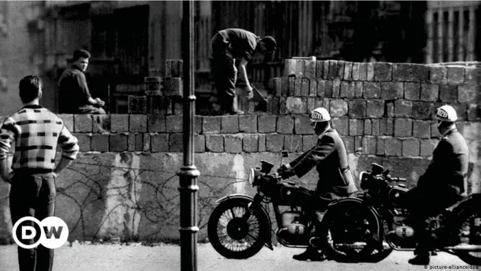  ??  ?? Berliners were surprised to see constructi­on workers building the Wall in 1961
