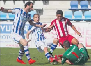  ??  ?? VIVO. El Atlético B pudo sentenciar en Torrelaveg­a el ascenso a Segunda B.