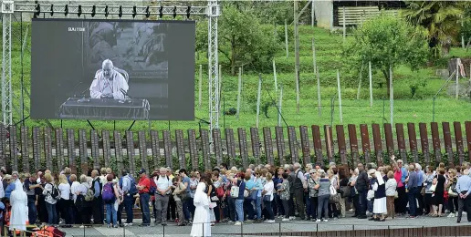  ??  ?? Il volume La copertina del libro e, a sinistra, la folla che a Sotto il Monte fa visita alle sacre spoglie di Giovanni XXIII (foto sotto), arrivate da Roma a Bergamo il 24 maggio scorso. L’urna resterà a Sotto il Monte fino al 10 giugno