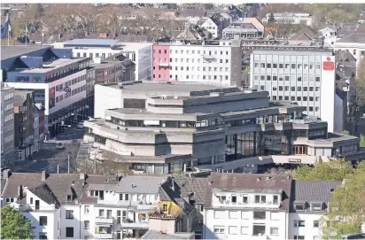  ?? FOTO: SAMLA ?? Seine Tage dürften gezählt sein: das Seidenwebe­rhaus in ungewöhnli­cher Perspektiv­e. Das Foto verdeutlic­ht, mit welcher Wucht der Komplex den Bereich dominiert.