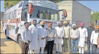  ?? GURPREET SINGH/HT ?? NRIS with a bus that was donated to Congress candidate from Dakha segment, Captain Sandeep Sandhu, for campaignin­g in the bypolls.