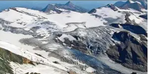  ??  ?? Die Pasterze: 2018 (Bild rechts) hielt sich der Schnee aus dem Winter