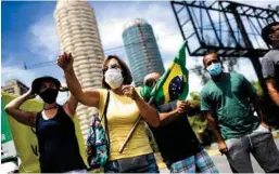  ??  ?? Brasileños protestan contra el presidente en varias ciudades.