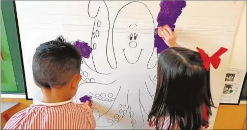  ?? Fotos: Colegio La Anunciació­n ?? Dos niños de Infantil pintan uno de los juguetes de ensartar aros