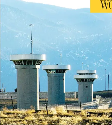  ?? CHRIS MCLEAN / THE PUEBLO CHIEFTAIN VIA AP FILES ?? Gun towers loom over Colorado’s “Supermax” prison. Mexican drug kingpin Joaquin “El Chapo” Guzman is almost certain to be sent to the desert complex, which is guarded by razor-wire fences, attack dogs and armed patrols.