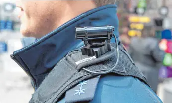  ?? FOTO: DPA ?? Kein Allheilmit­tel, aber ein Instrument um Polizisten besser vor Gewalt zu schützen: Schulterka­meras.