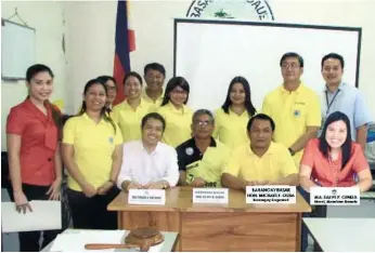  ?? (CONTRIBUTE­D FOTO) ?? MOA SIGNING. Pag-ibig Fund and Barangay Basak officials gather for a group picture during the signing of the memorandum of agreement, with the signatorie­s (front row, seated from left) supervisin­g marketing specialist and head of Pag-ibig Fund Mandaue...