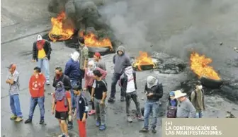  ?? EFE ?? Violencia. Simpatizan­tes del candidato de la Alianza de Oposición contra la Dictadura, Salvador Nasralla, se enfrentaro­n ayer con policías y militares.