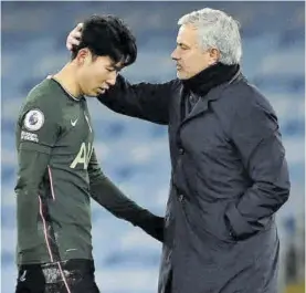  ?? //EFE-AFP ?? Gündogan, con un doblete, fue el estilete que volvió a cortarle las alas al equipo de Mourinho, que acabó consolando a sus jugadores por la derrota al final del encuentro