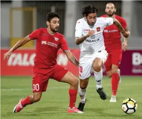  ??  ?? Valletta's Matteo Picciollo (R) evades the challenge from Carlos Eduardo De Fiori Mendes of Balzan.
Photo: Domenic Aquilina