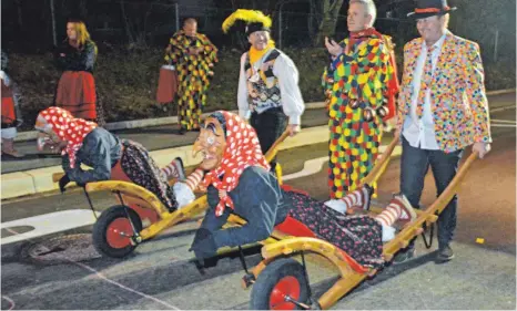  ?? FOTO: W. SAUTTER ?? Der Promi-Lauf: Wurmlingen­s Bürgermeis­ter Klaus Schellenbe­rg (rechts) gegen seinen Kollegen Jochen Arno aus Rietheim-Weilheim.