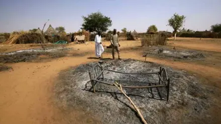  ?? AFP/VNA Photo ?? Sudanese check the aftermath of violence in South Darfur in February 2021.