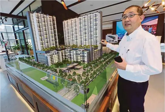  ??  ?? Paramount Property Developmen­t Sdn Bhd chief executive officer Beh Chun Chong with the scale model of Berkeley Uptown.