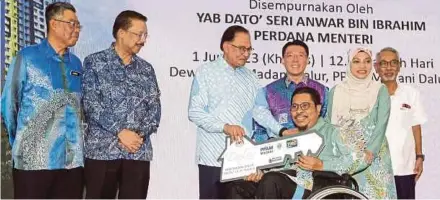  ?? (Foto Mohd Fadli Hamzah/bh) ?? Anwar pada Majlis Penyerahan Kunci PPAM Madani Dalur di Presint 18, Putrajaya, yang turut disertai Kor Ming dan Mohd Zuki, semalam.