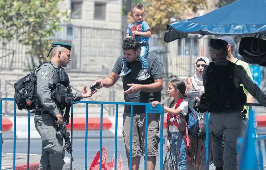  ?? AHMAD GHARABLI/AFP ?? La policía israelí reforzó ayer los controles para ingresar a la Ciudad Vieja de Jerusalén
