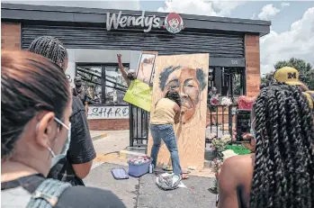  ?? /GETTY IMAGES ?? Pintura en homenaje a Rayshard Brooks frente al Wendy’s quemado en Atlanta.