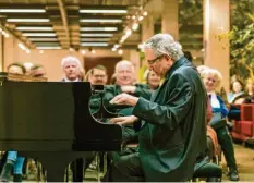  ?? Foto: Klaus Satzinger-Viel ?? Andor Izsák, der Gründer des Europäisch­en Zentrums für Jüdische Musik, referierte am Klavier zum 30-jährigen Jubiläum.