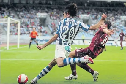  ?? FOTO: UNCITI ?? Carlos Martínez centra con la zurda en su estreno como jugador del primer equipo de la Real
