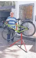  ??  ?? Wilhelm Mertins repariert seit 13 Jahren Fahrräder am Rather Broich.