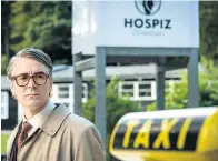  ??  ?? Sein Platz im Hospiz ist ihm sicher: Eigenbrötl­er Lothar (Jens Harzer) checkt zum Sterben ein.