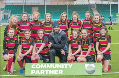  ??  ?? Glasgow Warriors player Greg Peterson with the Oban High School Girls’ Under-15s team at the 2018 SP Energy Networks Warriors Championsh­ip.