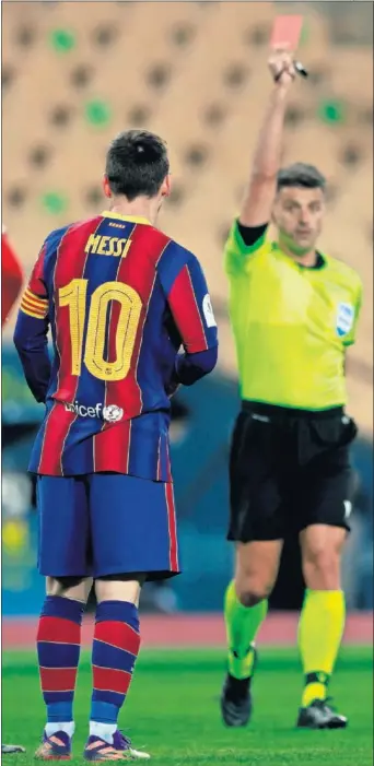  ??  ?? Gil Manzano en el instante en el que expulsó a Messi tras revisar la acción en el VAR.