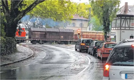  ?? FOTO: JULIA BAUMANN ?? Auch die Schranken am Bahnüberga­ng Bregenzer Straße werden im Zuge der Bahnbauarb­eiten im kommenden Jahr verschwind­en: Dann entsteht auch dort eine Unterführu­ng, und zwar für Radler und Fußgänger.