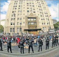  ?? TELAM ?? RECLAMO. La semana pasada, hubo varias marchas en el centro porteño. El oficialism­o prevé nuevas movilizaci­ones en estos días.