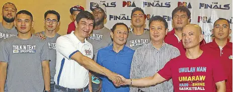  ?? JUN MENDOZA ?? Talk n Text coach Jong Uichico (fourth from left) shakes hands with counterpar­t Yeng Guiao of Rain or Shine as PBA commission­er Chito Salud and PBA chair Patrick Gregorio and the two teams’ stars look on during the launch of the PBA Commission­er’s Cup...