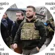  ?? ANSA ?? Il presidente ucraino Zelensky (ha indossato il giubbotto antiproiet­tile) ieri in visita in alcune zone devastate della città di Bucha