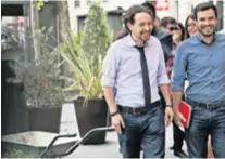  ??  ?? Pablo Iglesias (lijevo) i 30-godišnji vođa Ujedinjene ljevice Albert Garzon nakon spajanja izbornih lista