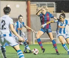  ?? FOTO: MD ?? Maitane López controla el balón rodeada por Itxaso Uriarte, Kiana Palacios e Iraia