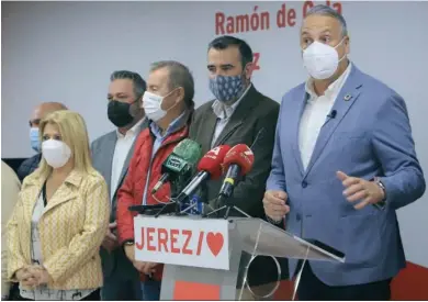  ?? VANESA LOBO ?? Mamen Sánchez, en un reciente acto junto a Juan Carlos Ruiz Boix (derecha) en la agrupación socialista de Jerez.